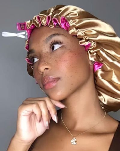 Modelo posa con gorro de satén dorado