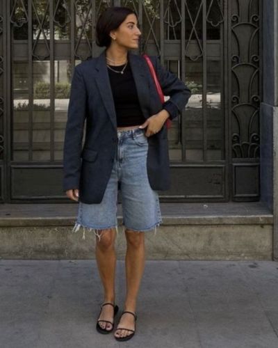Bermuda denim con blazer azul marino