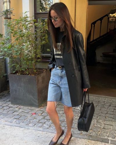 Bermuda denim con blazer de cuero 