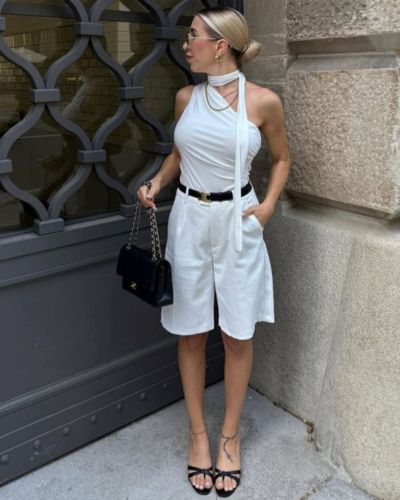 Total look blanco con bermuda sastre