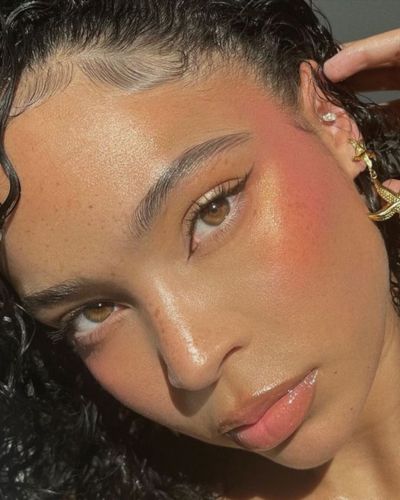 Si buscas un maquillaje que realce tus facciones sin complicarte, el blush efecto lifting se convertirá en tu mejor aliado.