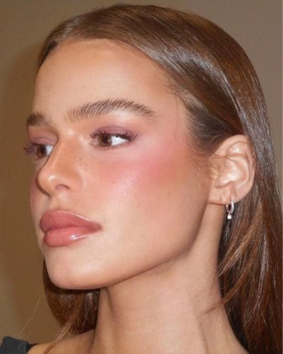 Maquillaje con rubor y lip gloss rosado. 