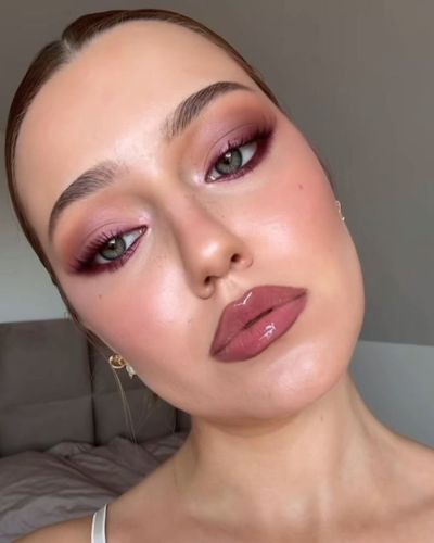 Labial mauve con blush brilloso