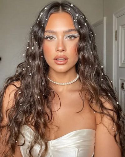 Si hay una tendencia que está robando miradas en conciertos y festivales, es el cabello con gemas. Brillante, divertido y lleno de personalidad.