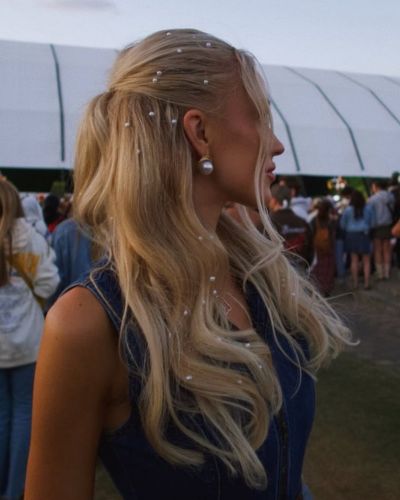 Si hay una tendencia que está robando miradas en conciertos y festivales, es el cabello con gemas. Brillante, divertido y lleno de personalidad.