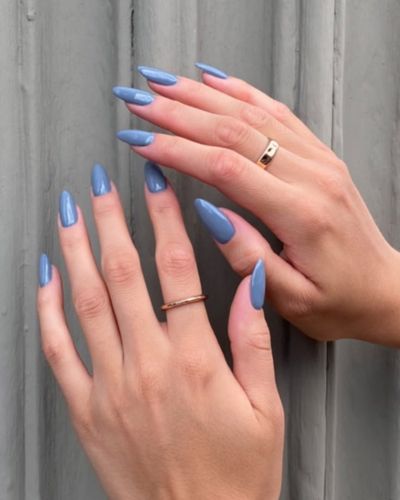 Colores de uñas primavera 2026: Azul lavanda