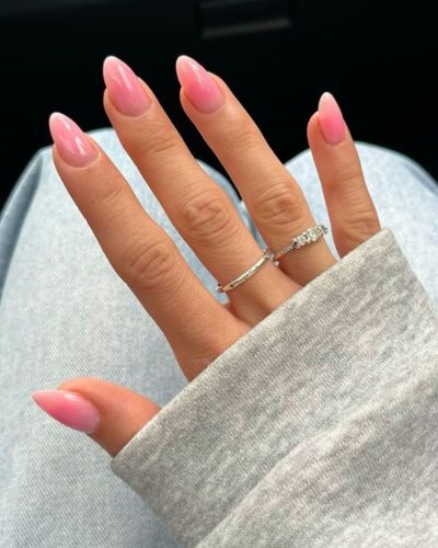 Colores de uñas primavera 2026: Glossy sheer pink