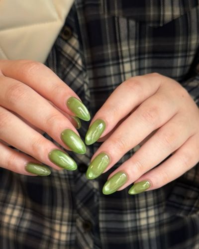 Colores de uñas primavera 2026: verde matcha