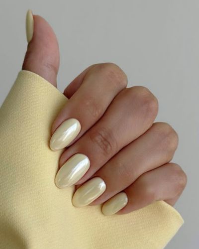 Colores de uñas primavera 2026: amarillo mantequilla