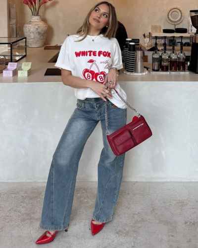 Looks formales con graphic tees y pantalones de mezclilla anchos.