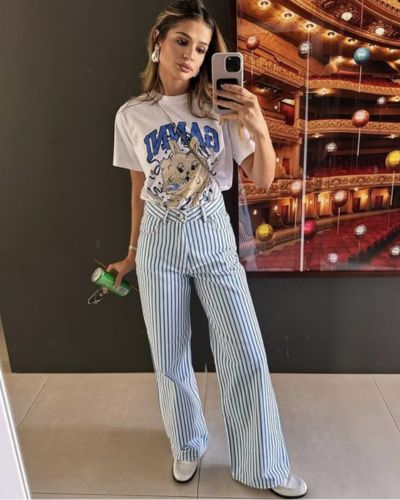 Looks formales con graphic tees y pantalones a rayas.