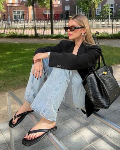 Looks con sandalias havaianas, jeans y blazer oversize