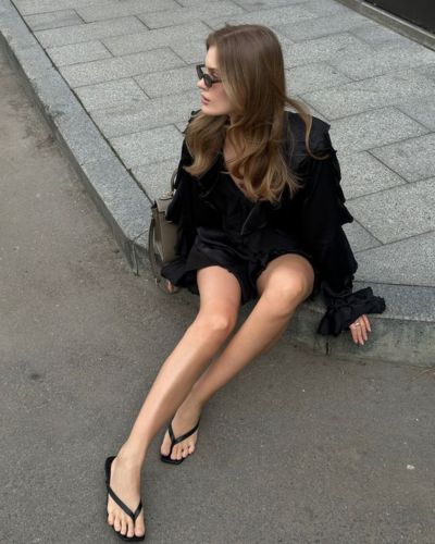 Total look negro con  sandalias havaianas