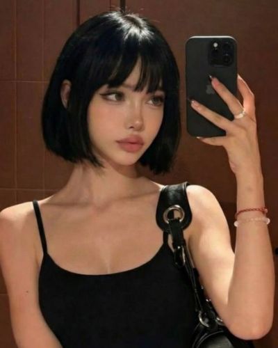 Corte bob con flequillo peiando con las puntas hacia adentro
