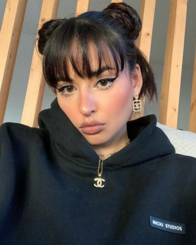 Space buns con cabello corto