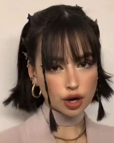 Mini trenzas laterales con cabello corto