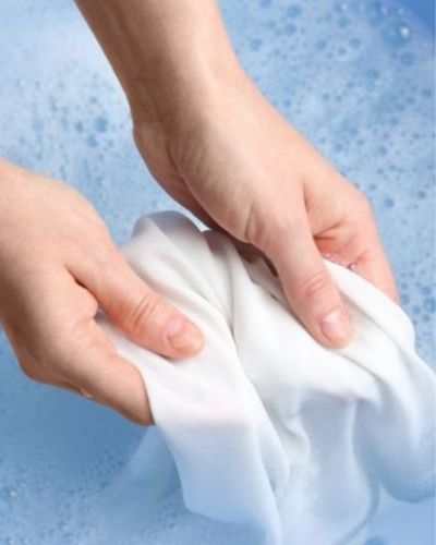 Foto de ropa lavada a mano.