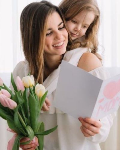Foto madre e hija celebración el Día de las Madres en casa