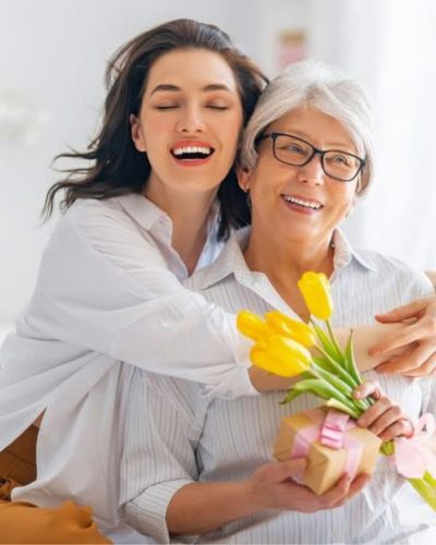 Foto de madre e hija disfriutando del 10 de mayo, Día de las Madres