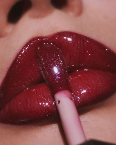 Día del beso 2026: labios color cereza con acabado glossy