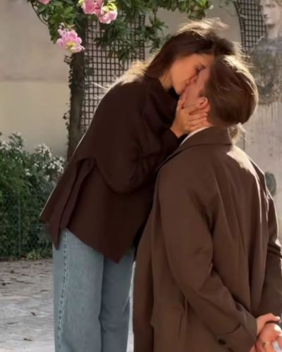 Día del beso: pareja dándose un beso
