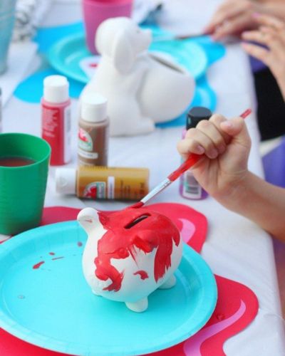Experiencias para regalar el Día del Niño: pintar cerámica