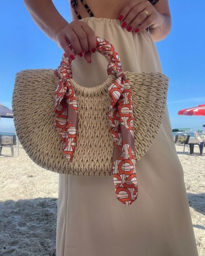 Los pañuelos son ese accesorio que muchas veces subestimamos, pero que tiene el poder de transformar por completo cualquier outfit.