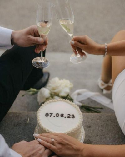 Sesión aparta la fecha con pastel vintage de color blanco y brindis de novios