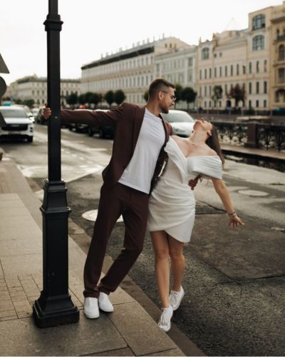 Sesión en pareja con outfits semi formales con tenis 