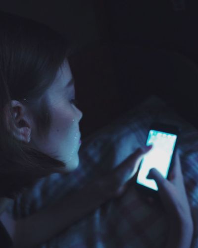 Hábitos que causan cansancio: scrolleo nocturno