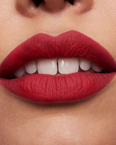 Labios rojos con acabado uniforme