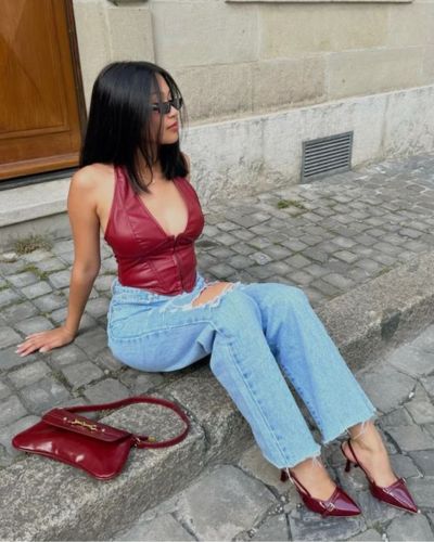 Jeans claros con top de cuero rojo 