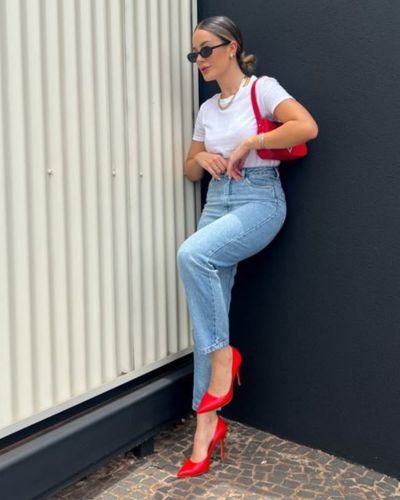 Mom jeans, camiseta blanca y tacones rojos
