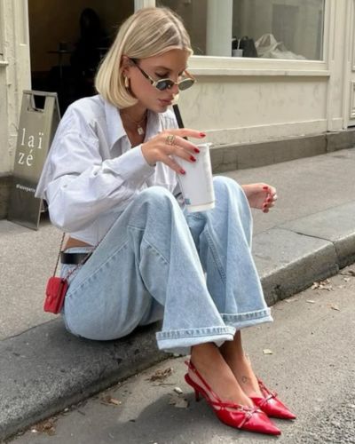 Camisa blanca, jeans claros y tacones rojos