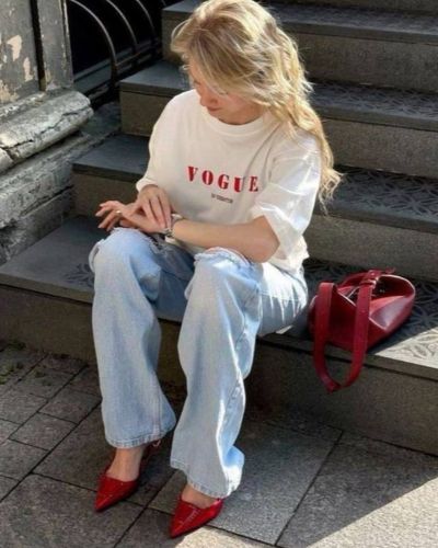 Jeans, camiseta oversize blanca y tacones rojos