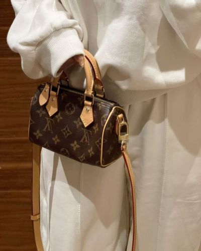 Modelo portando una bolsa Louis Vuitton