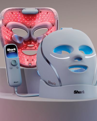 Máscara facial Shark CryoGlow con luz LED y base, junto a control; dispositivo con iluminación roja y modo de enfriamiento.