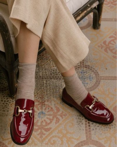 El poder de los mocasines rojos en looks para mujeres de 50+ 2