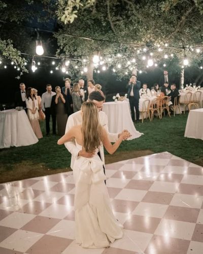 Novios bailando al centro de la pista