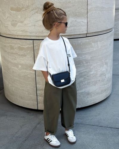 Look infantil con pantalones cargo y blusa blanca oversize