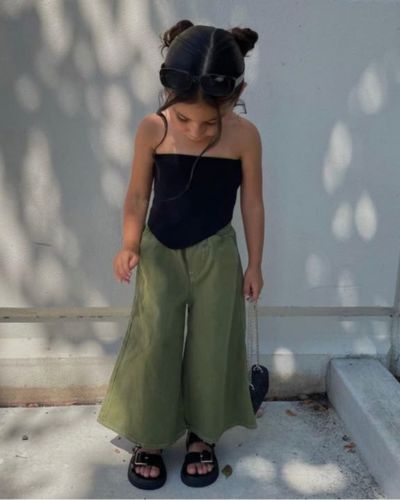 Look con cargo pants y top negro 