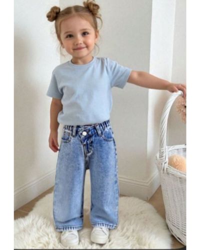 Look infantil con jeans y camiseta lisa semi oversize