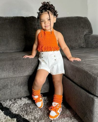 Look infantil con short blanco y blusa cuello halter. 