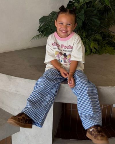 Look con pantalones y camiseta oversize