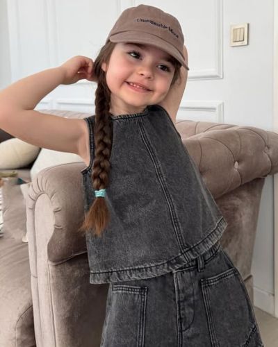 Look denim con accesorios neutros 