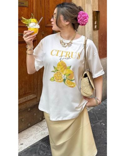 Falda midi amarillo mantequilla y graphic tee en color blanco con detalles en amarillo.