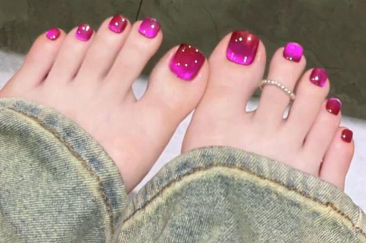 Pedicure cat eye: el brillo elegante que tus pies necesitan estas vacaciones