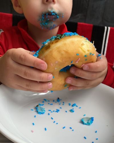 Postres saludables para niños: donas decorada con colocante sin azucar