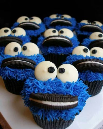 Postres saludables para niños: muffin con decoración del monstruo come galletas