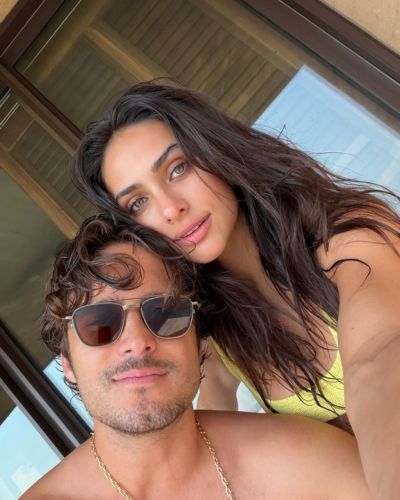 Renata Notni y Diego Boneta durnate unas vacaciones en la playa